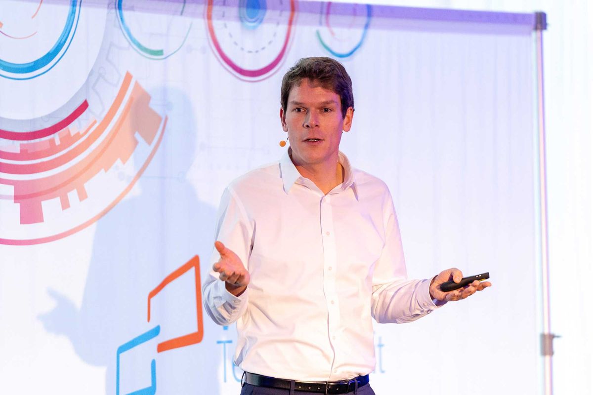 Dr. Benjamin Kreck bei seinem Vortrag "Innovationen in Data & AI – Chancen und Herausforderungen für das Publishingbusiness"