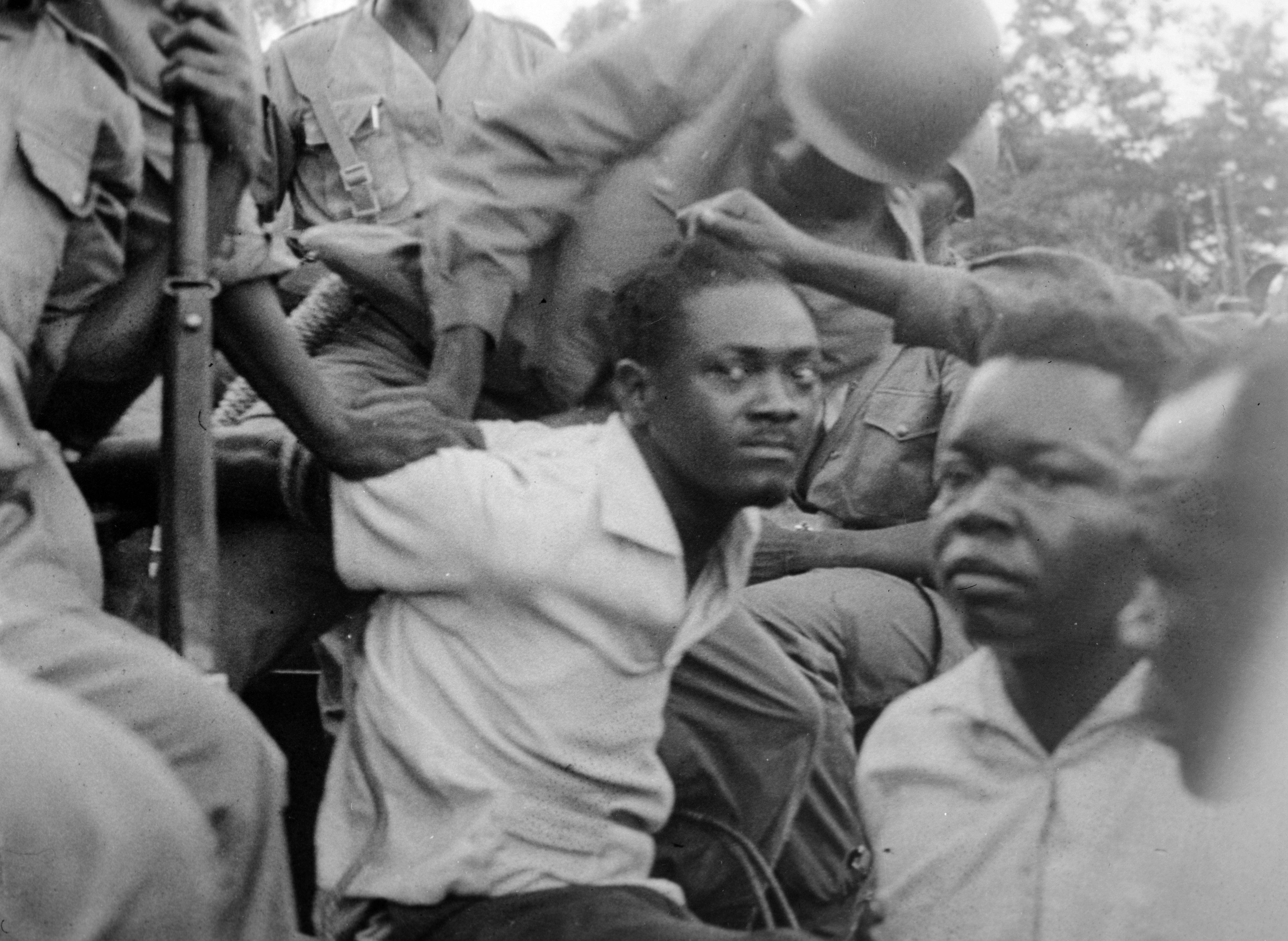 Bildnummer: 59984083  Datum: 25.12.1964  Copyright: imago/United Archives International
Leopoldville : A group of soldiers of Colonel Mobutu s forces roughly man handle ex Congo Premier Patrice Lumumba ( centre white shirt ) after he was brought here after his arrest here on December 3rd . 5 December 1961 kbdig 1964 quer 1960 , 60s , Sixties 19th Century , Nineteenth Century Soldiers Uniform  PUBLICATIONxINxGERxSUIxAUTxONLY 

 59984083 Date 25 12 1964 Copyright Imago United Archives International Leopoldville a Group of Soldiers of Colonel Mobutu S Forces roughly Man handle Ex Congo Premier Patrice Lumumba Centre White Shirt After he what BROUGHT Here After His Arrest Here ON December 3rd 5 December 1961 Kbdig 1964 horizontal 1960 60s Sixties 19th Century nineteenth Century Soldiers Uniform PUBLICATIONxINxGERxSUIxAUTxONLY