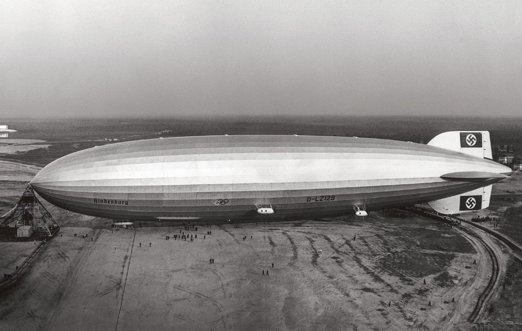 Der Zeppelin ist 245 Meter lang und hoch wie ein Haus mit 14 Stockwerken. Auf dem Flugfeld muss er von mehr als 100 Helfern bugsiert warden