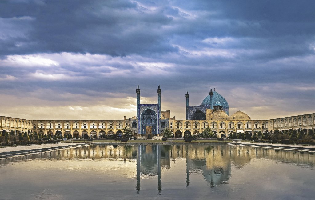 42 METER hoch überragen die Minarette der Königsmoschee Isfahans von Bäumen gesäumten Hauptplatz. Seine Residenzstadt plant Abbas I. als Gartenparadies, das dem Koran nachempfunden scheint