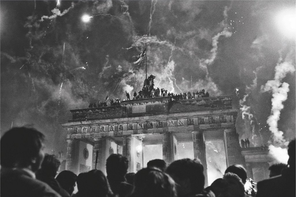 31. DEZEMBER 1989, BERLIN. Hunderttausende feiern am Brandenburger Tor das Ende eines epochalen Jahres: Die Mauer ist gefallen, das SED-Regime gestürzt – und die deutsche Wiedervereinigung scheint nur noch eine Frage der Zeit