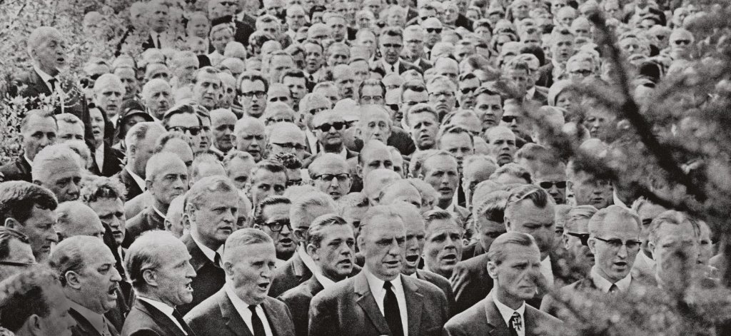 Und fast niemand spricht von Skandal: 5000 Trauergäste kommen 1966 zur Beerdigung des SS-Generals Sepp Dietrich – und singen das verbotene Horst-Wessel-Lied. Erst langsam setzt eine kritische Beschäftigung mit der NS-Vergangenheit ein
