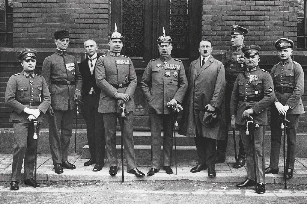 WEGEN SEINES Umsturzversuchs muss sich Hitler 1924 vor einem Münchner Gericht verantworten. Am Tag der Urteilsverkündung posiert er mit anderen Angeklagten, darunter dem früheren Reichswehrgeneral Erich Ludendorff (Mitte)