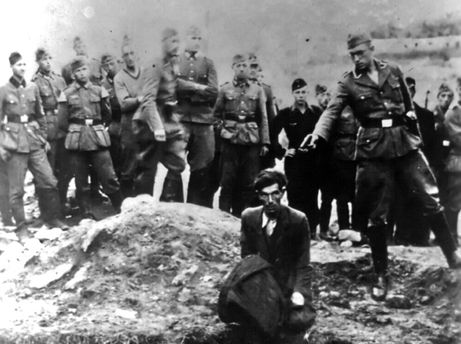 The Final Solution to the Jewish Question: An Einsatzgruppe D soldier about to shoot a Jew kneeling at a partially filled mass grave in Vinnitsa, Ukrainian SSR, Soviet Union, in 1942. The Einsatzgruppen were SS paramilitary task forces whose main purpose was the extermination of Jews. WHA PUBLICATIONxINxGERxSUIxAUTxONLY !ACHTUNG AUFNAHMEDATUM GESCHƒTZT! Copyright: WHA UnitedArchives012165
