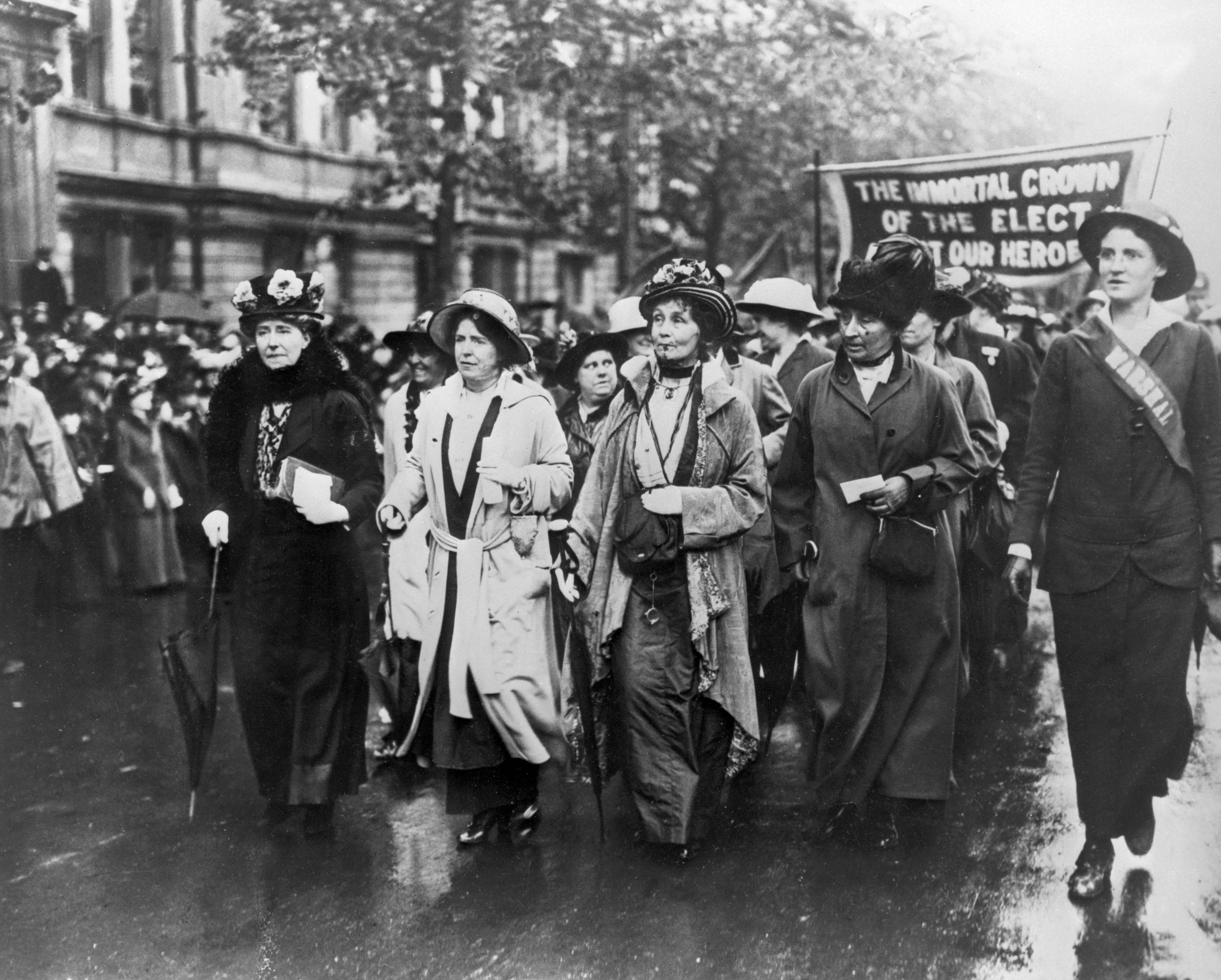 Mouvement des suffragettes en Grande Bretagne : 1913, Emmeline Pankhurst (1858-1928) et ses deux filles Christabel et Sylvia Pankhurst lors d une manifestation dans les rues de Londres. !AUFNAHMEDATUM GESCHTZT! PUBLICATIONxINxGERxSUIxAUTxHUNxONLY FARA05454

Mouvement the Suffragettes en Grande Brittany 1913 Emmeline  1858 1928 Et SES Deux Filles Christabel Et Sylvia  lors D Une Manifestation Dans Les rues de Londres date estimated PUBLICATIONxINxGERxSUIxAUTxHUNxONLY FARA05454