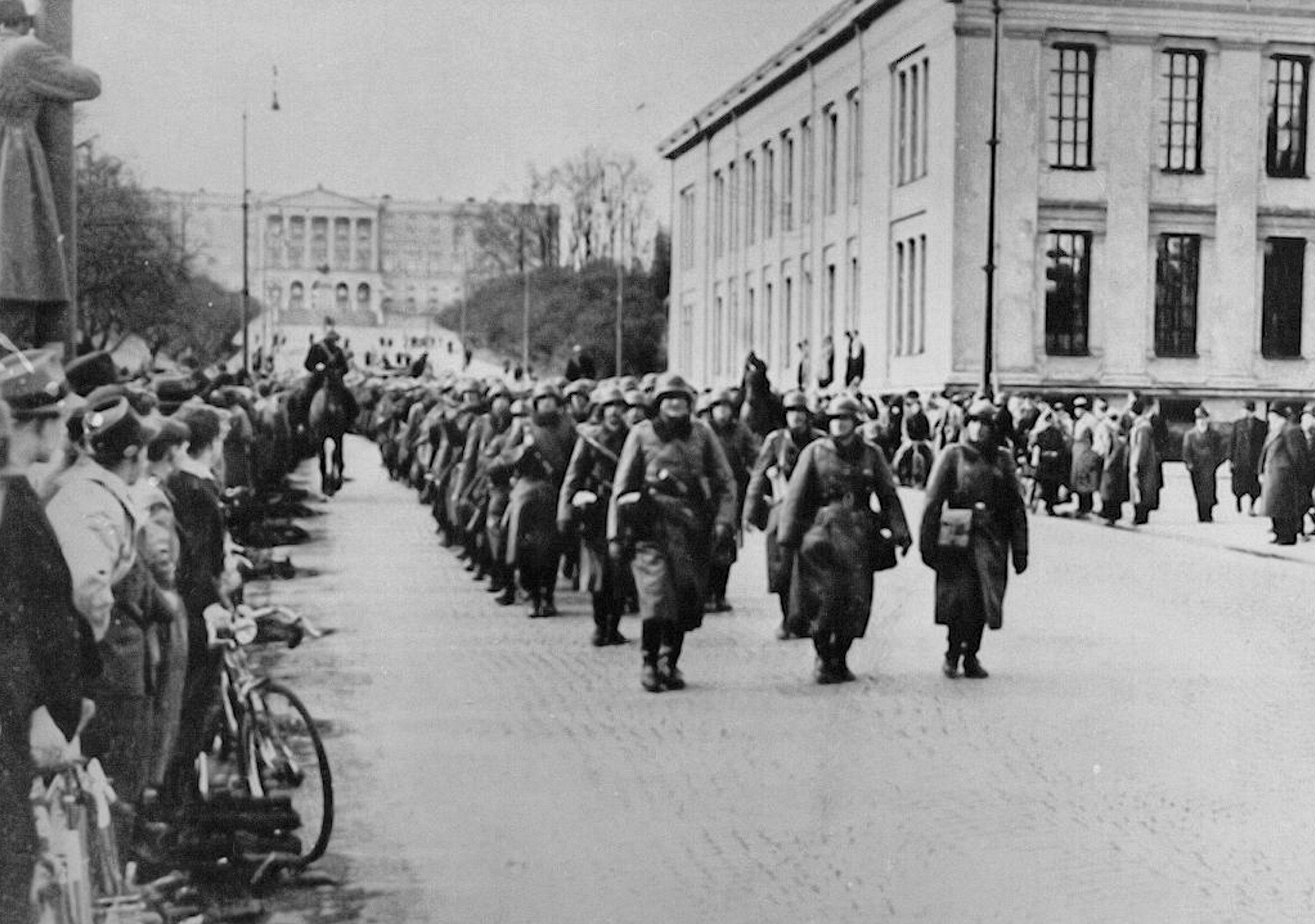 Photograph of German soldiers marching down main street of Oslo during the invasion of Norway. Dated 1940 WHA PUBLICATIONxINxGERxSUIxAUTxONLY !ACHTUNG AUFNAHMEDATUM GESCHÄTZT! Copyright: WHA UnitedArchivesWHA_047_0496

Photo of German Soldiers Marching Down Main Street of Oslo during The Invasion of Norway dated 1940 Wha PUBLICATIONxINxGERxSUIxAUTxONLY Regard date estimated Copyright Wha UnitedArchivesWHA_047_0496
