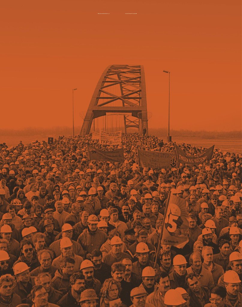 TAUSENDE KRUPP-ARBEITER sammeln sich am 2. Dezember 1987 auf einer Duisburger Rheinbrücke – die erste große Aktion eines mehrmonatigen Ringens für den Erhalt ihrer Fabrik