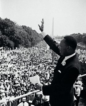 MIT ANDEREN BÜRGERRECHTLERN ruft der Baptistenpastor Martin Luther King im Sommer 1963 zum »Marsch auf Washington« auf, um gegen Rassentrennung und Diskriminierung zu protestieren. Hunderttausende folgen ihnen, und am 28. August hält King vor dem Lincoln Memorial im Angesicht einer gewaltigen Menge seine berühmteste Rede: »I Have a Dream«