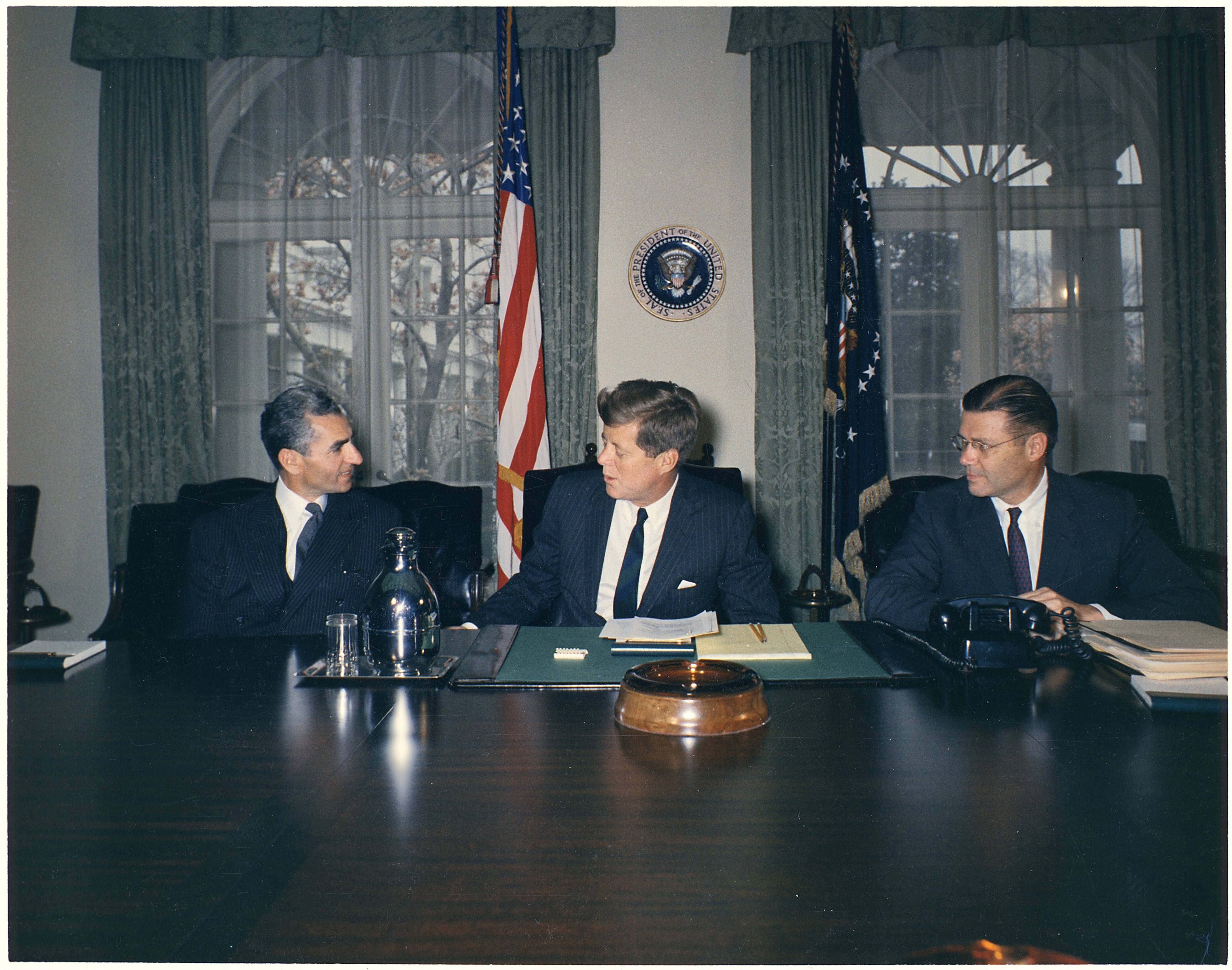Shah of Iran President Kennedy, Secretary of Defence Robert McNamara Shah of Iran Reza Pahlavi, President John F Kennedy, Secretary of Defence Robert McNamara in Washington DC 1962 PUBLICATIONxINxGERxSUIxAUTxONLY Copyright: xPhoto12/AnnxRonanxPicturexLibraryx ARP18A28401