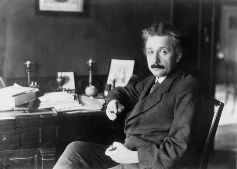 Einstein / Foto 1921 Einstein, Albert Physiker, Ulm 14.3.1879 - Princeton (N.J.) 18.4. 1955. - Einstein in seinem Berliner Arbeits- zimmer. - Foto, 1921 (R.Sennecke).