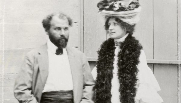 Gustav Klimt und Emilie Flöge. Photographie. Um 1908.