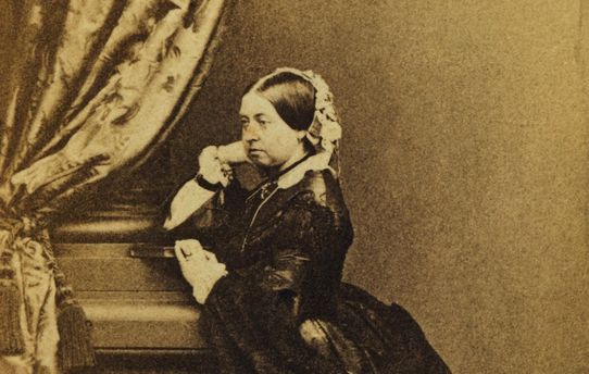 Königin Viktoria in Dreiviertelansicht, an einem Möbel lehnend, sw-Foto